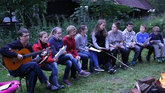 beim Lagerfeuer