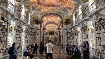 Führung in der Bibliothek | © Sr. Katharina Laner