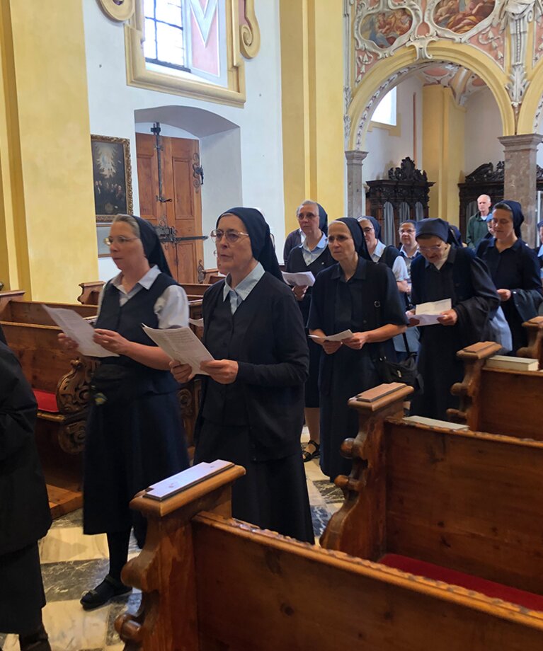 Einzug in die Kirche | © Sr. Katharina Laner