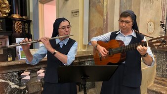 Sr. Theresia Querflöte, Sr. Maria L. Gittarre | © Sr. Katharina Laner