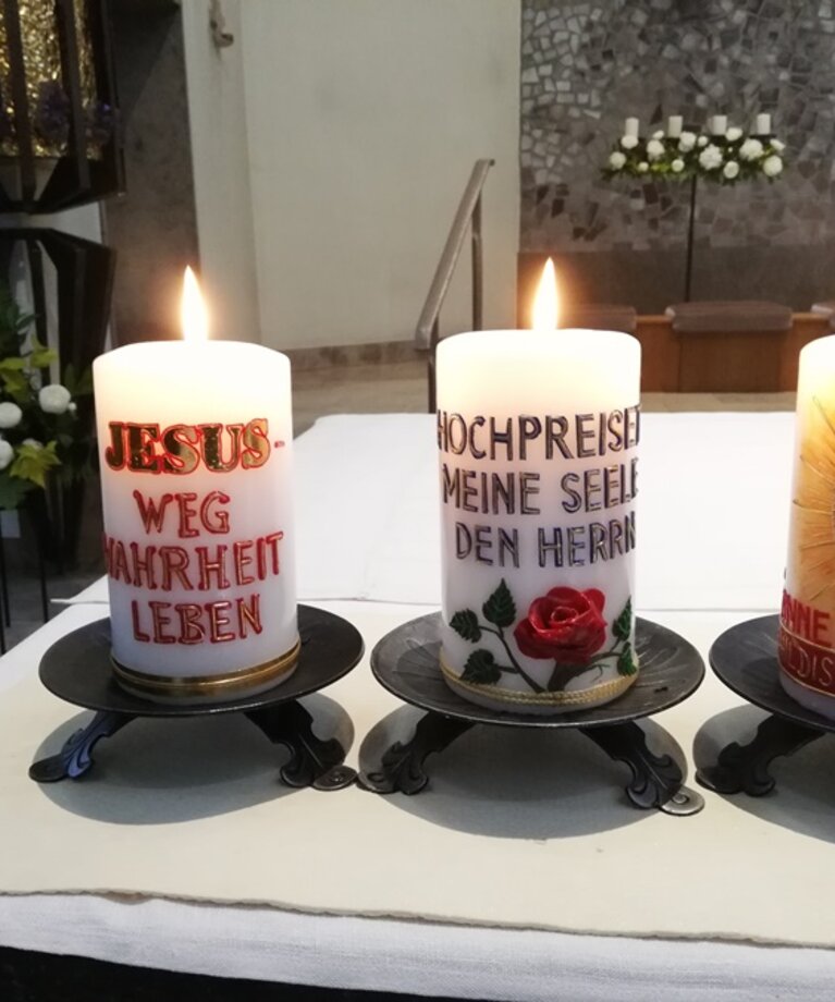 Jubiläumskerzen auf dem Altar | © Sr. Maria Auer