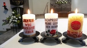 Jubiläumskerzen auf dem Altar | © Sr. Maria Auer
