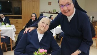 Glückwunsch an Sr. Mechthildis | © Sr. Maria Auer